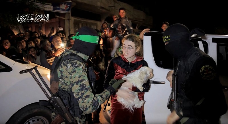 Memasuki hari kelima kesepakatan gencatan senjata, kelompok Hamas kembali melepaskan 12 orang sandera sementara Israel membebaskan 30 tahanan Palestina dari penjara. (REUTERS/Ammar Awad)