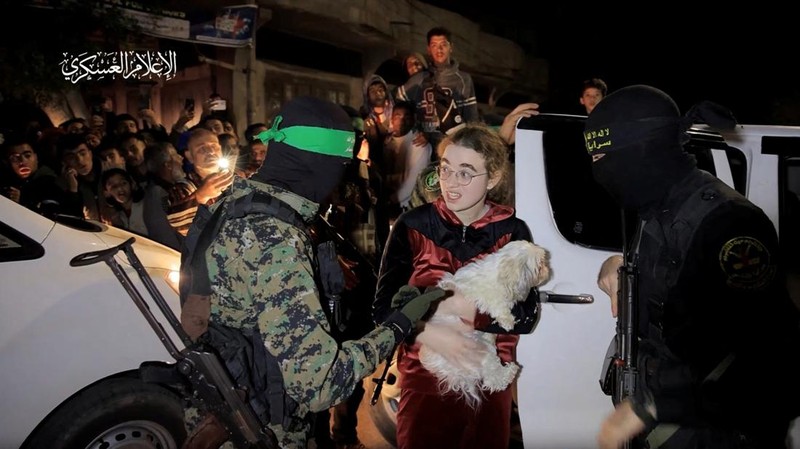 Memasuki hari kelima kesepakatan gencatan senjata, kelompok Hamas kembali melepaskan 12 orang sandera sementara Israel membebaskan 30 tahanan Palestina dari penjara. (REUTERS/Ammar Awad)