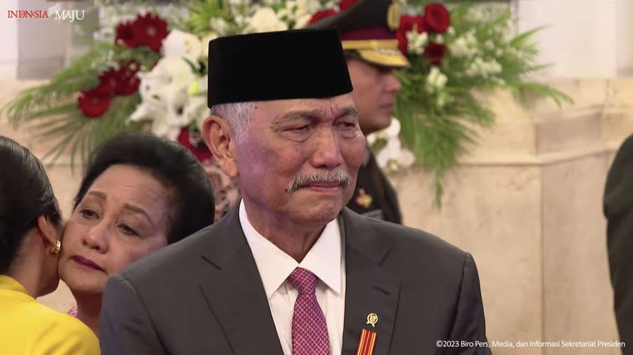 Menko Marves, Luhut Binsar Pandjaitan tampak meneteskan air mata dalam pelantikan Kepala Staf Angkatan Darat, Istana Negara, (29/11/2023). (Tangkapan Layar Youtube Sekretariat Presiden)