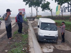 Mobil Misterius Ditemukan Terperosok Saluran Irigasi di Purbalingga