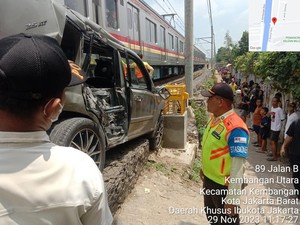 Duduk Perkara Mobil Tabrak Pak Ogah hingga Tertemper KRL