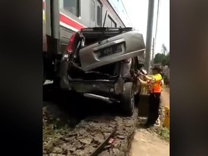 Momen Mobil Nissan X-Trail Tertabrak KRL di Jakbar