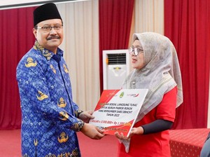 Gus Ipul Salurkan BLT dari Dana Cukai Rokok: Jangan Buat Beli Pulsa