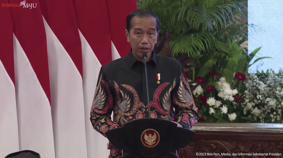 Presiden Jokowi serahkan digital DIPA dan buku daftar alokasi TKD tahun 2024, Rabu (29/11/2023). (Tangkapan layar Setpres RI)
