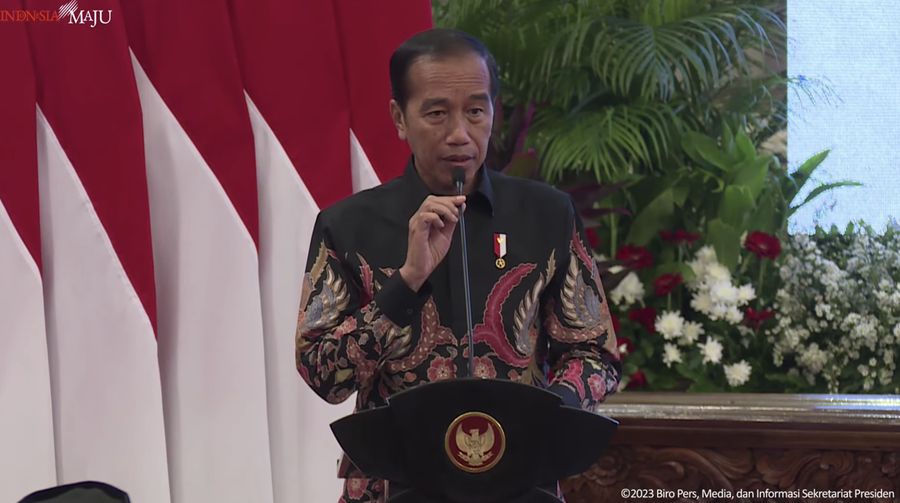 Presiden Jokowi serahkan digital DIPA dan buku daftar alokasi TKD tahun 2024, Rabu (29/11/2023). (Tangkapan layar Setpres RI)