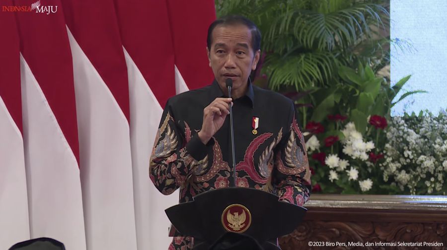 Presiden Jokowi serahkan digital DIPA dan buku daftar alokasi TKD tahun 2024, Rabu (29/11/2023). (Tangkapan layar Setpres RI)