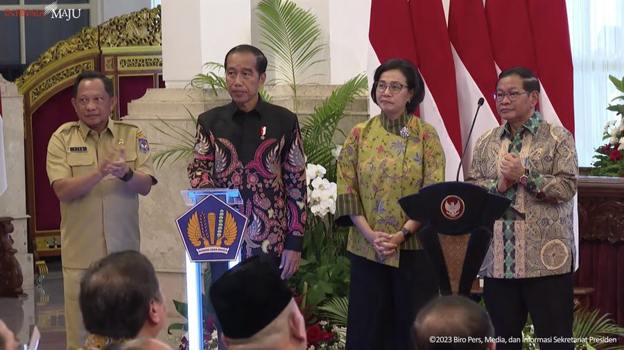 Presiden Jokowi serahkan digital DIPA dan buku daftar alokasi TKD tahun 2024, Rabu (29/11/2023). (Tangkapan layar Setpres RI)