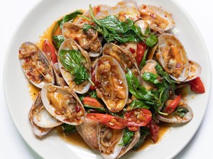 Menu Harian Ramadan 17: Sedapnya Tumis Bayam Telur dan Kerang Bumbu Cabe Kemangi