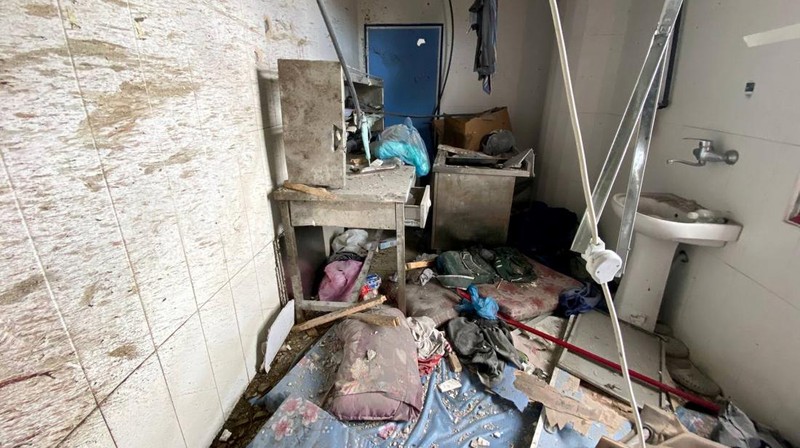 Rumah Sakit Indonesia di Jalur Gaza porak-poranda akibat serangan Israel. (Photo by Montaser Alsawaf/Anadolu via Getty Images)
