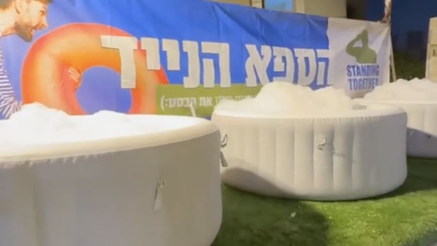 Sejumlah fasilitas mewah tersedia dalam kamp pemulihan tentara Israel di dekat wilayah perang Gaza. Dalam kamp tersebut terdapat kursi pijat hingga video game. (Tangkapan Layar Tiktok/shita_hakdosha)