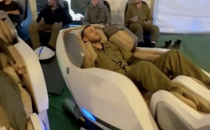 Sejumlah fasilitas mewah tersedia dalam kamp pemulihan tentara Israel di dekat wilayah perang Gaza. Dalam kamp tersebut terdapat kursi pijat hingga video game. Sejumlah fasilitas mewah tersedia dalam kamp pemulihan tentara Israel di dekat wilayah perang Gaza. Dalam kamp tersebut terdapat kursi pijat hingga video game. (Tangkapan Layar Tiktok/shita_hakdosha)