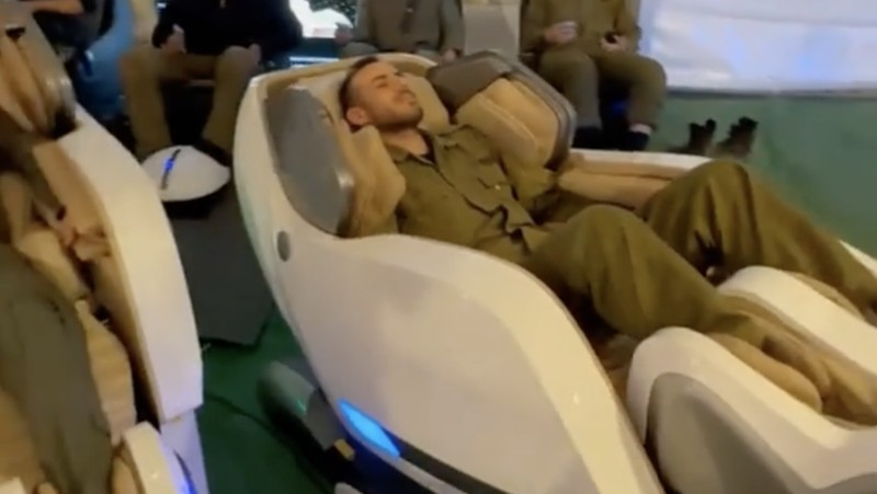 Sejumlah fasilitas mewah tersedia dalam kamp pemulihan tentara Israel di dekat wilayah perang Gaza. Dalam kamp tersebut terdapat kursi pijat hingga video game. (Tangkapan Layar Tiktok/shita_hakdosha)