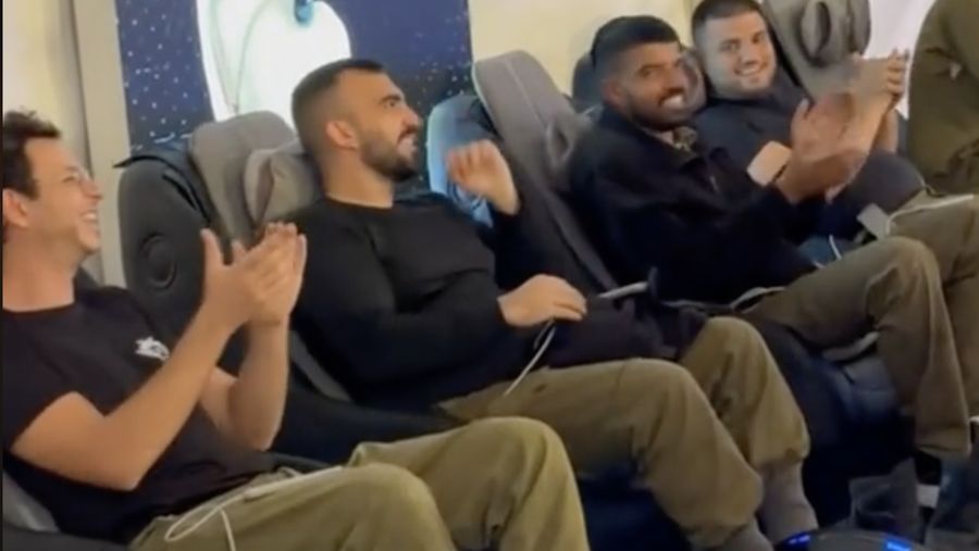 Sejumlah fasilitas mewah tersedia dalam kamp pemulihan tentara Israel di dekat wilayah perang Gaza. Dalam kamp tersebut terdapat kursi pijat hingga video game. (Tangkapan Layar Tiktok/shita_hakdosha)