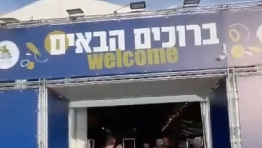 Sejumlah fasilitas mewah tersedia dalam kamp pemulihan tentara Israel di dekat wilayah perang Gaza. Dalam kamp tersebut terdapat kursi pijat hingga video game. (Tangkapan Layar Tiktok/shita_hakdosha)