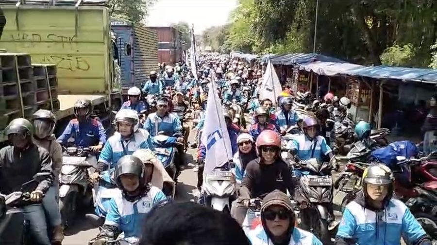 Sejumlah Serikat Buruh menggelar aksi memadati di beberapa ruas jalan Bandung. (Tangkapan Layar Video KSPI)