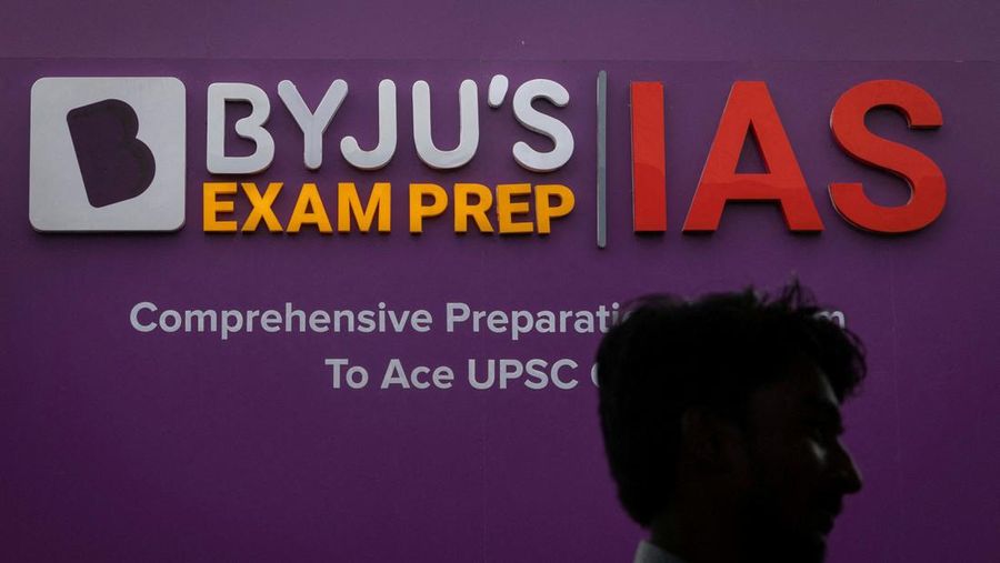 Seorang pria berjalan melewati iklan Byju's, di New Delhi, India, 23 Juni 2023. (REUTERS/Adnan Abidi/File Foto)