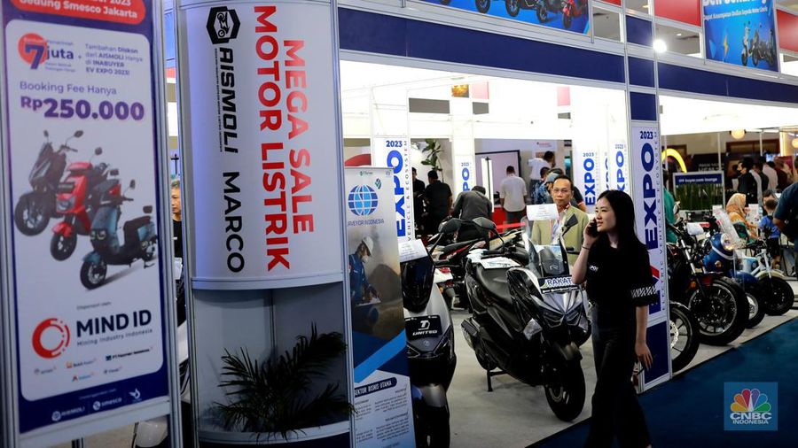 Suasana pengunjung menghadiri pameran Inabuyer EV Expo 2023 di Smesco Exhibition Hall, Jakarta, (29/11/2023). Pameran ini berlangsung 28-30 November 2023 di Smesco Exhibition Hall, Jakarta. (CNBC Indonesia/Muhammad Sabki)