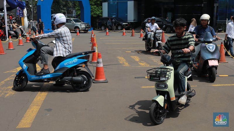 Suasana pengunjung menghadiri pameran Inabuyer EV Expo 2023 di Smesco Exhibition Hall, Jakarta, (29/11/2023). Pameran ini berlangsung 28-30 November 2023 di Smesco Exhibition Hall, Jakarta. (CNBC Indonesia/Muhammad Sabki)