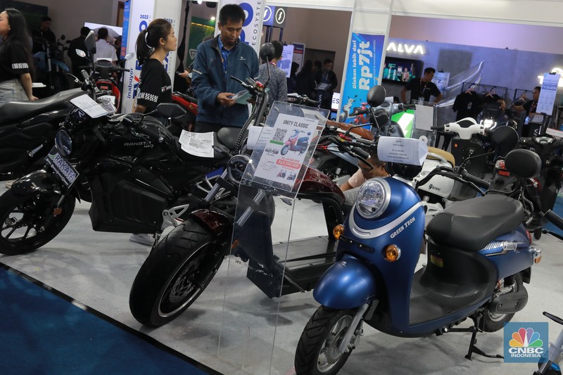Suasana pengunjung menghadiri pameran Inabuyer EV Expo 2023 di Smesco Exhibition Hall, Jakarta, (29/11/2023). Pameran ini berlangsung 28-30 November 2023 di Smesco Exhibition Hall, Jakarta. (CNBC Indonesia/Muhammad Sabki)
