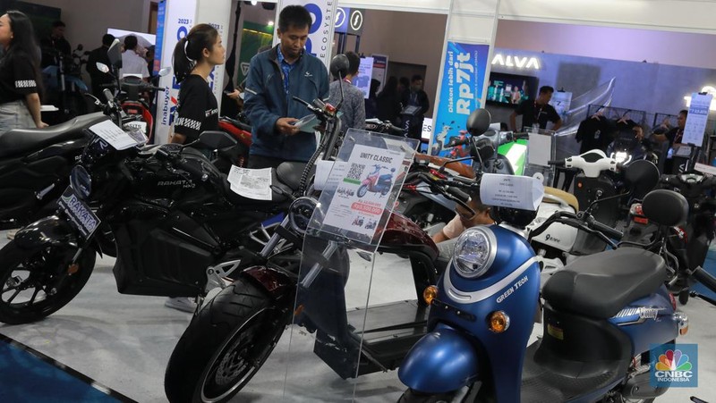 Suasana pengunjung menghadiri pameran Inabuyer EV Expo 2023 di Smesco Exhibition Hall, Jakarta, (29/11/2023). Pameran ini berlangsung 28-30 November 2023 di Smesco Exhibition Hall, Jakarta. (CNBC Indonesia/Muhammad Sabki)
