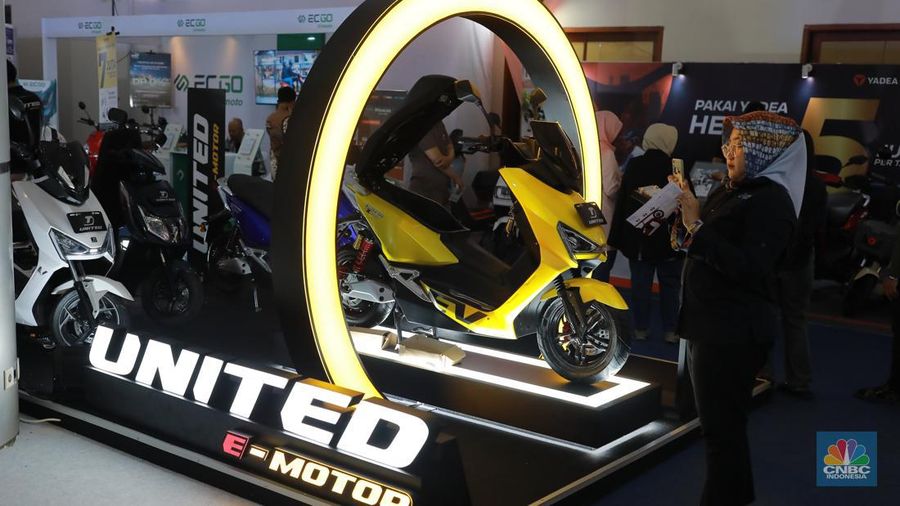 Suasana pengunjung menghadiri pameran Inabuyer EV Expo 2023 di Smesco Exhibition Hall, Jakarta, (29/11/2023). Pameran ini berlangsung 28-30 November 2023 di Smesco Exhibition Hall, Jakarta. (CNBC Indonesia/Muhammad Sabki)