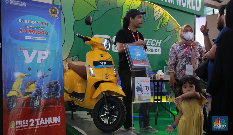 Suasana pengunjung menghadiri pameran Inabuyer EV Expo 2023 di Smesco Exhibition Hall, Jakarta, (29/11/2023). Pameran ini berlangsung 28-30 November 2023 di Smesco Exhibition Hall, Jakarta. (CNBC Indonesia/Muhammad Sabki)