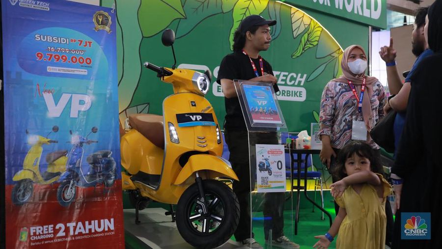 Suasana pengunjung menghadiri pameran Inabuyer EV Expo 2023 di Smesco Exhibition Hall, Jakarta, (29/11/2023). Pameran ini berlangsung 28-30 November 2023 di Smesco Exhibition Hall, Jakarta. (CNBC Indonesia/Muhammad Sabki)