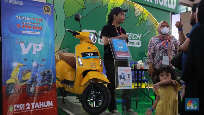 Suasana pengunjung menghadiri pameran Inabuyer EV Expo 2023 di Smesco Exhibition Hall, Jakarta, (29/11/2023). Pameran ini berlangsung 28-30 November 2023 di Smesco Exhibition Hall, Jakarta. (CNBC Indonesia/Muhammad Sabki)