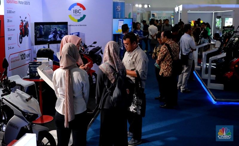 Suasana pengunjung menghadiri pameran Inabuyer EV Expo 2023 di Smesco Exhibition Hall, Jakarta, (29/11/2023). Pameran ini berlangsung 28-30 November 2023 di Smesco Exhibition Hall, Jakarta. (CNBC Indonesia/Muhammad Sabki) Suasana pengunjung menghadiri pameran Inabuyer EV Expo 2023 di Smesco Exhibition Hall, Jakarta, (29/11/2023). Pameran ini berlangsung 28-30 November 2023 di Smesco Exhibition Hall, Jakarta. (CNBC Indonesia/Muhammad Sabki)