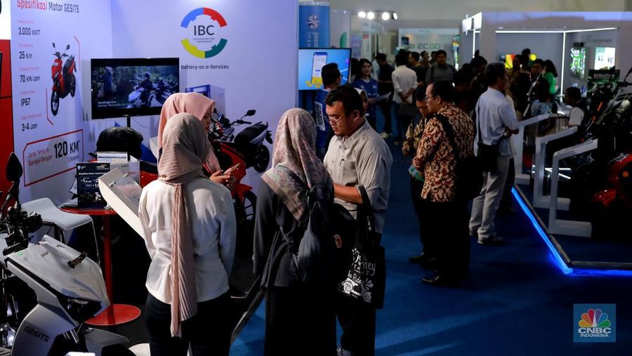 Suasana pengunjung menghadiri pameran Inabuyer EV Expo 2023 di Smesco Exhibition Hall, Jakarta, (29/11/2023). Pameran ini berlangsung 28-30 November 2023 di Smesco Exhibition Hall, Jakarta. (CNBC Indonesia/Muhammad Sabki)