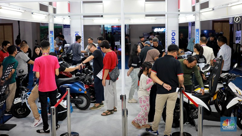 Suasana pengunjung menghadiri pameran Inabuyer EV Expo 2023 di Smesco Exhibition Hall, Jakarta, (29/11/2023). Pameran ini berlangsung 28-30 November 2023 di Smesco Exhibition Hall, Jakarta. (CNBC Indonesia/Muhammad Sabki)