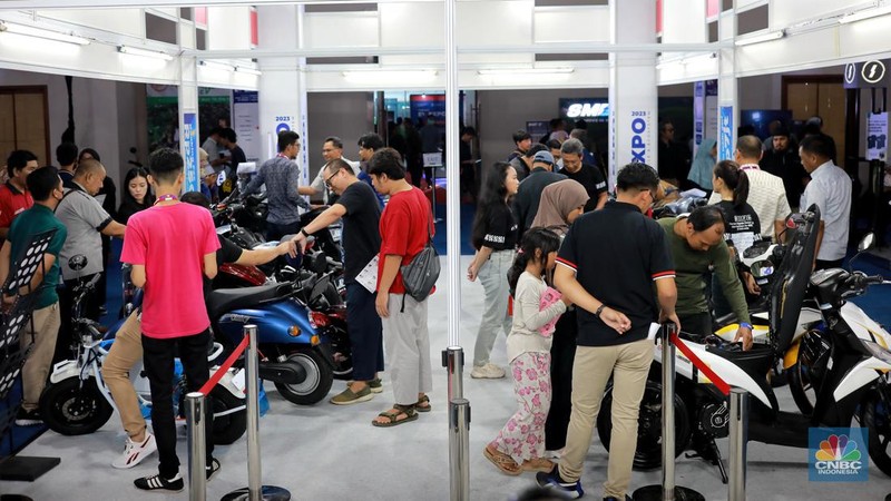 Suasana pengunjung menghadiri pameran Inabuyer EV Expo 2023 di Smesco Exhibition Hall, Jakarta, (29/11/2023). Pameran ini berlangsung 28-30 November 2023 di Smesco Exhibition Hall, Jakarta. (CNBC Indonesia/Muhammad Sabki)