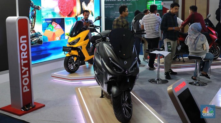 Suasana pengunjung menghadiri pameran Inabuyer EV Expo 2023 di Smesco Exhibition Hall, Jakarta, (29/11/2023). Pameran ini berlangsung 28-30 November 2023 di Smesco Exhibition Hall, Jakarta. (CNBC Indonesia/Muhammad Sabki)