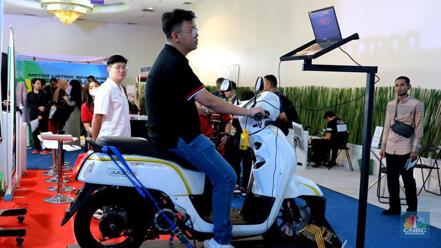 Suasana pengunjung menghadiri pameran Inabuyer EV Expo 2023 di Smesco Exhibition Hall, Jakarta, (29/11/2023). Pameran ini berlangsung 28-30 November 2023 di Smesco Exhibition Hall, Jakarta. (CNBC Indonesia/Muhammad Sabki)