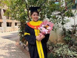 Tina Toon Lulus S1 Hukum, Bangga Jadi Wisudawan Terhormat