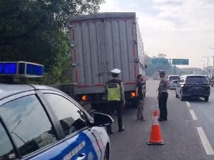 Ada Truk Pecah Ban di Tol Serpong, Lalin ke Tol JORR Macet