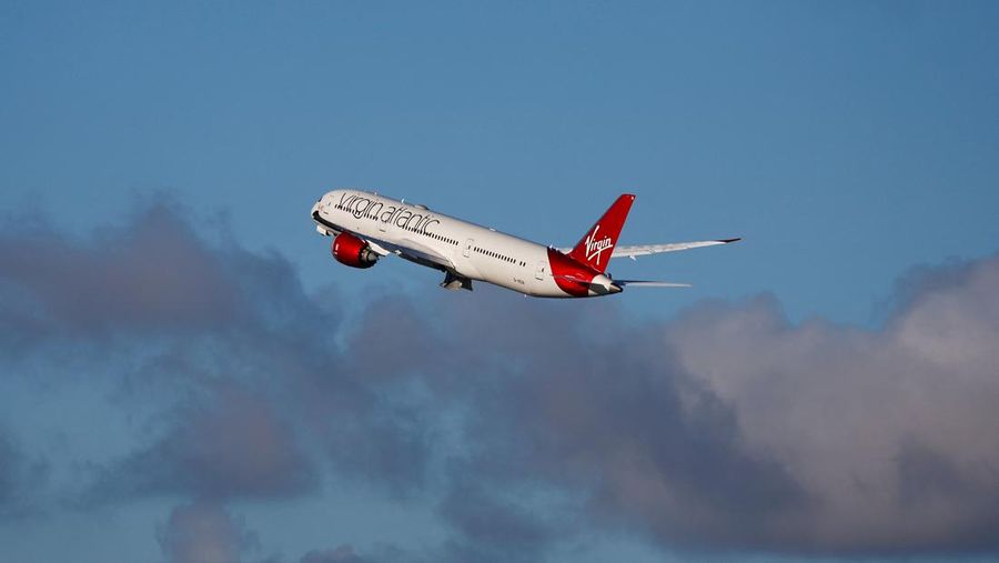 Virgin Atlantic Boeing 787 lepas landas dari Bandara Internasional John F. Kennedy di New York dari bandara Heathrow, di London, Inggris, 28 November 2023. (REUTERS/Peter Nicholls)