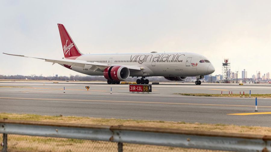 Virgin Atlantic Boeing 787 tiba untuk menyelesaikan penerbangan transatlantik 100% Bahan Bakar Penerbangan Berkelanjutan pertama dari bandara Heathrow London ke Bandara Internasional John F. Kennedy, di New York City, AS, 28 November 2023. (REUTERS/Brendan McDermid)