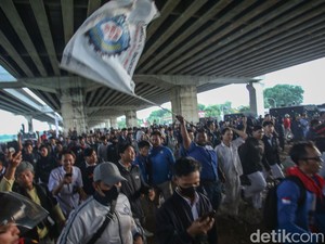 Lagi-lagi Aksi Massa Buruh di Bekasi Bikin Tol Macet di Sana-sini