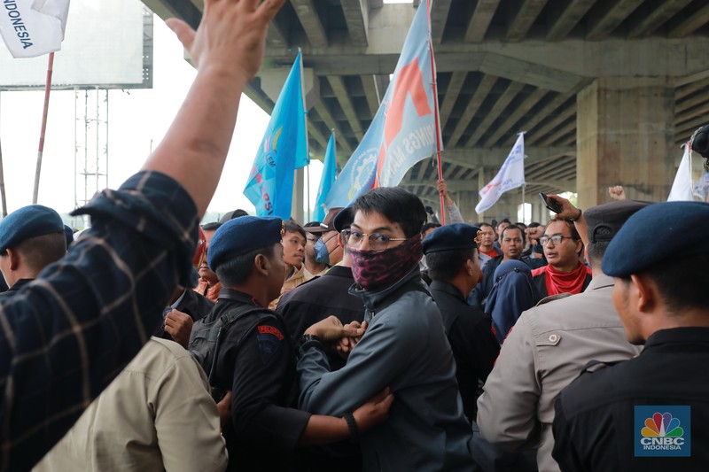 Aliansi buruh Bekasi aksi dorong mendorong dengan petugas kepolisian di Kawasan Industri MM 2100, Kab Bekasi, Jawa Barat, Kamis, (30/11/2023). Aliansi buruh Bekasi aksi dorong mendorong dengan petugas kepolisian di Kawasan Industri MM 2100, Kab Bekasi, Jawa Barat, Kamis, (30/11/2023). (CNBC Indonesia/Muhammad Sabki)