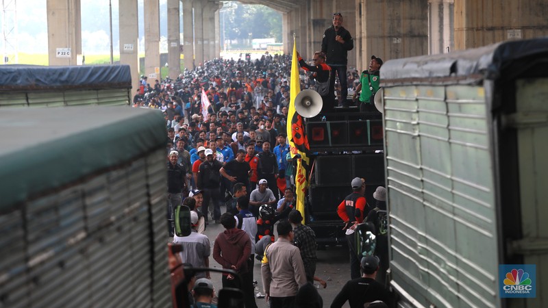 Aliansi buruh Bekasi aksi dorong mendorong dengan petugas kepolisian di Kawasan Industri MM 2100, Kab Bekasi, Jawa Barat, Kamis, (30/11/2023). Aliansi buruh Bekasi aksi dorong mendorong dengan petugas kepolisian di Kawasan Industri MM 2100, Kab Bekasi, Jawa Barat, Kamis, (30/11/2023). (CNBC Indonesia/Muhammad Sabki)