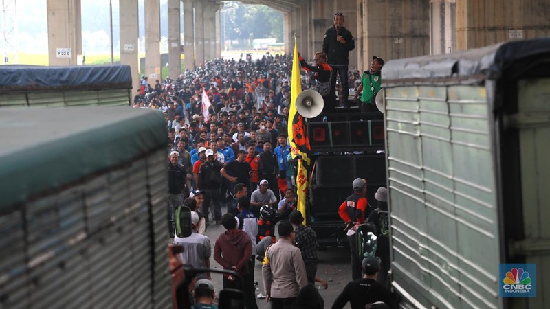 Aliansi buruh Bekasi aksi dorong mendorong dengan petugas kepolisian di Kawasan Industri MM 2100, Kab Bekasi, Jawa Barat, Kamis, (30/11/2023). (CNBC Indonesia/Muhammad Sabki)