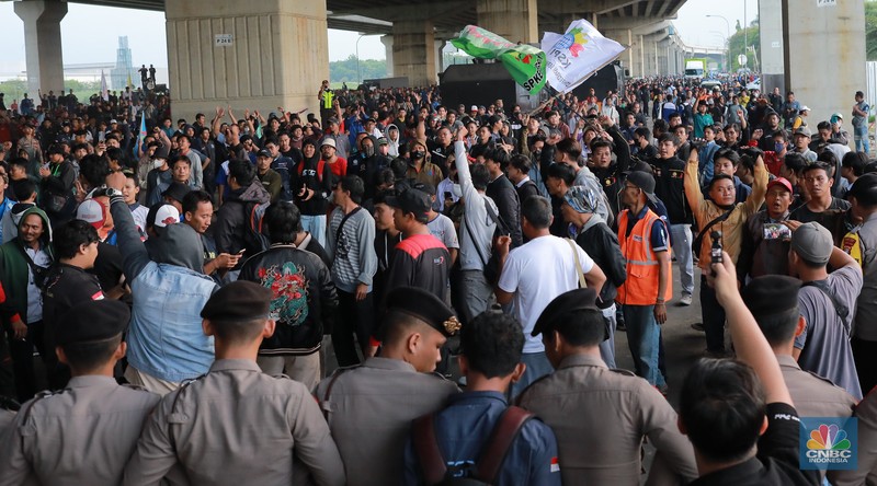 Aliansi buruh Bekasi aksi dorong mendorong dengan petugas kepolisian di Kawasan Industri MM 2100, Kab Bekasi, Jawa Barat, Kamis, (30/11/2023). Aliansi buruh Bekasi aksi dorong mendorong dengan petugas kepolisian di Kawasan Industri MM 2100, Kab Bekasi, Jawa Barat, Kamis, (30/11/2023). (CNBC Indonesia/Muhammad Sabki)