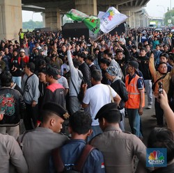 Pabrik Ban Cikarang PHK 1.500-an Pekerja, Netizen Heboh