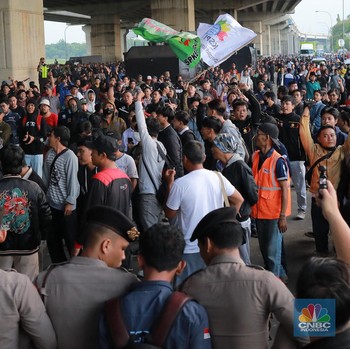 Penampakan Lautan Massa Buruh Demo UMK di Kolong Tol Bekasi