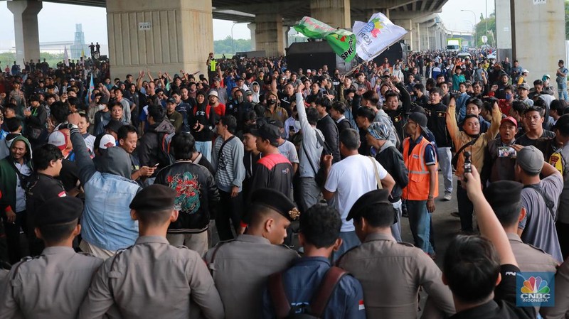 Aliansi buruh Bekasi aksi dorong mendorong dengan petugas kepolisian di Kawasan Industri MM 2100, Kab Bekasi, Jawa Barat, Kamis, (30/11/2023). (CNBC Indonesia/Muhammad Sabki)