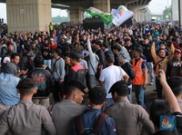 Penampakan Lautan Massa Buruh Demo UMK di Kolong Tol Bekasi