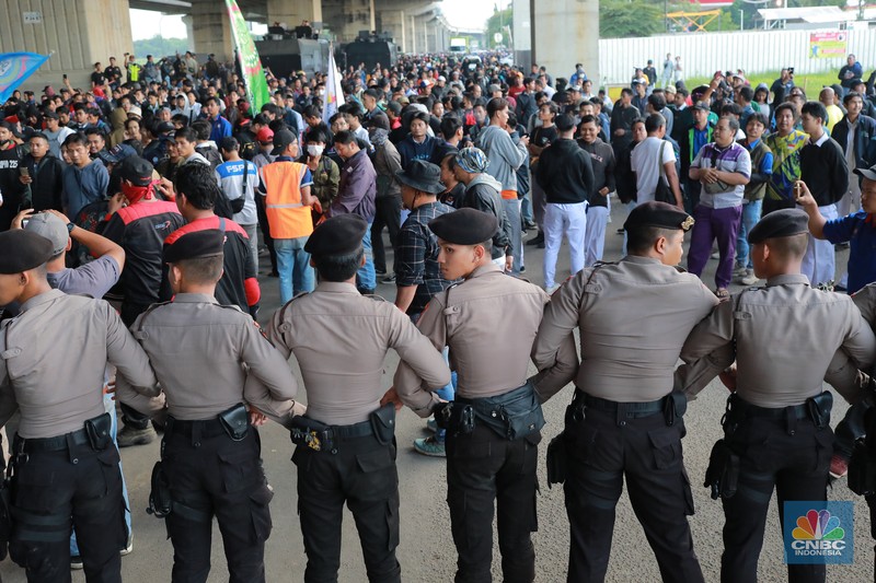 Aliansi buruh Bekasi aksi dorong mendorong dengan petugas kepolisian di Kawasan Industri MM 2100, Kab Bekasi, Jawa Barat, Kamis, (30/11/2023). Aliansi buruh Bekasi aksi dorong mendorong dengan petugas kepolisian di Kawasan Industri MM 2100, Kab Bekasi, Jawa Barat, Kamis, (30/11/2023). (CNBC Indonesia/Muhammad Sabki)