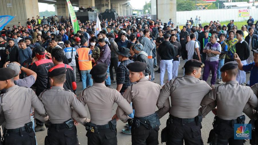 Aliansi buruh Bekasi aksi dorong mendorong dengan petugas kepolisian di Kawasan Industri MM 2100, Kab Bekasi, Jawa Barat, Kamis, (30/11/2023). (CNBC Indonesia/Muhammad Sabki)