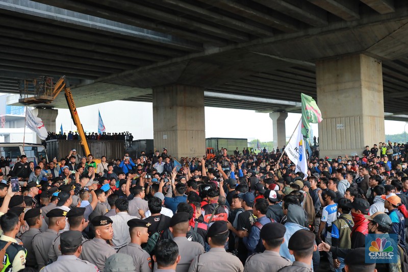 Aliansi buruh Bekasi aksi dorong mendorong dengan petugas kepolisian di Kawasan Industri MM 2100, Kab Bekasi, Jawa Barat, Kamis, (30/11/2023). (CNBC Indonesia/Muhammad Sabki)